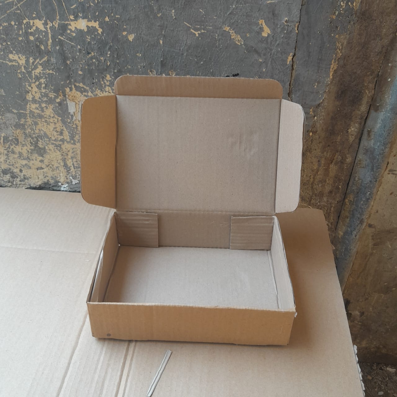 بوكس شحن ملابس فاخر - كرتون مضلع عالي الجودة - حماية وتصميم عصري - الصورة 4