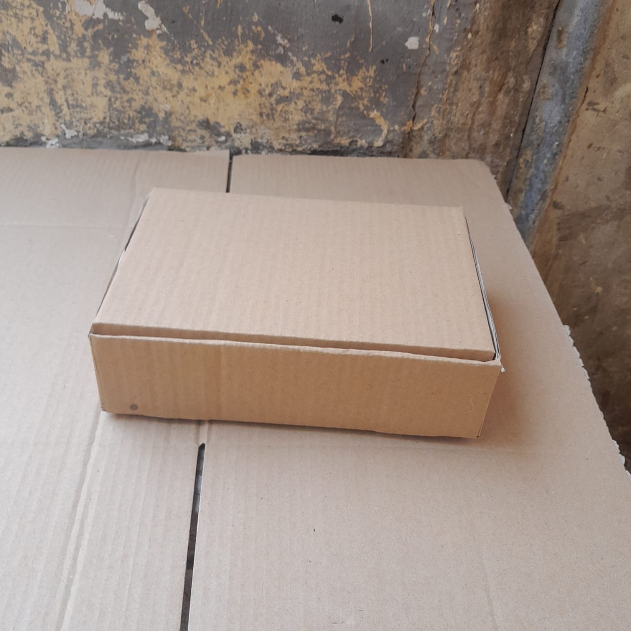 بوكس شحن ملابس فاخر - كرتون مضلع عالي الجودة - حماية وتصميم عصري - الصورة 5