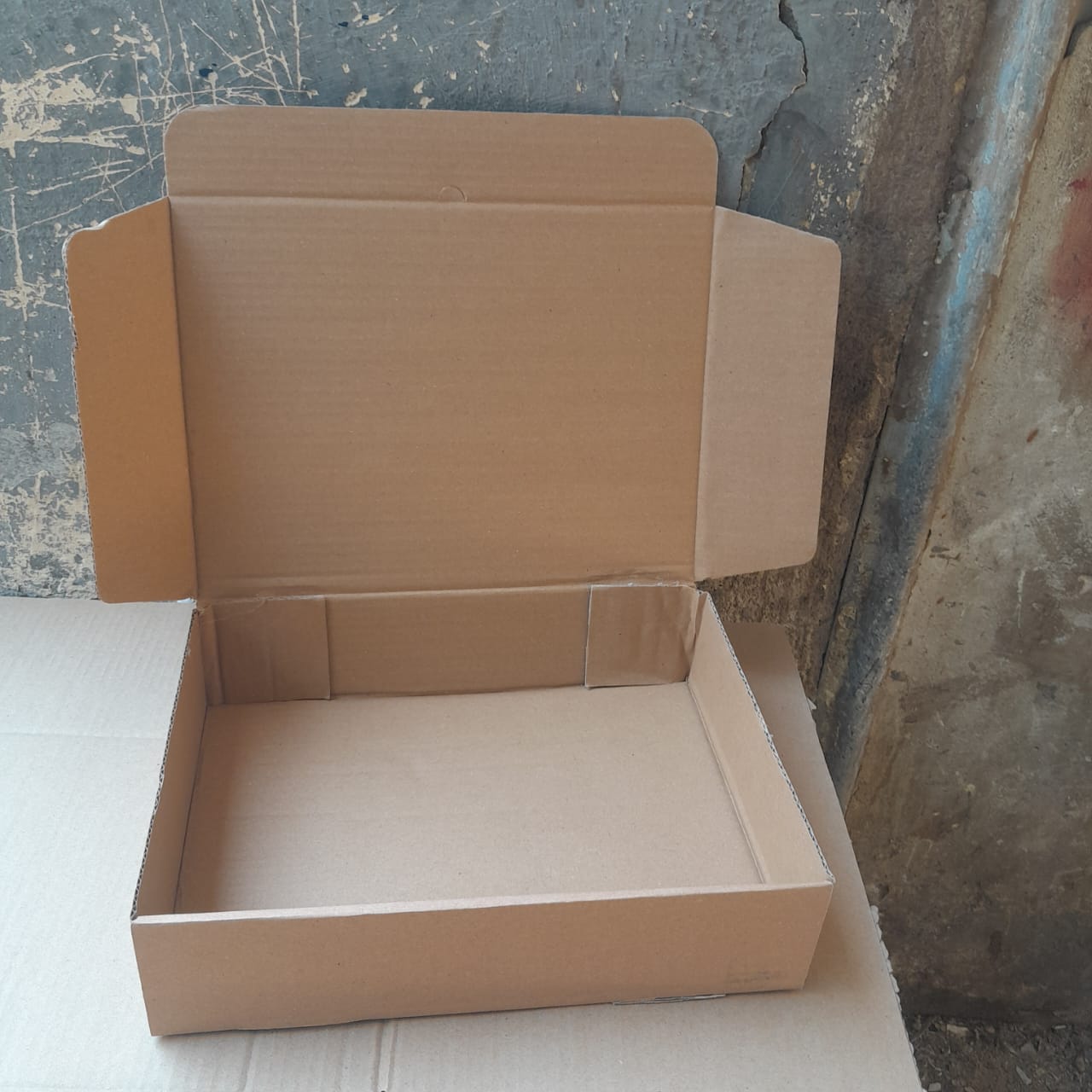 بوكس شحن ملابس فاخر - كرتون مضلع عالي الجودة - حماية وتصميم عصري